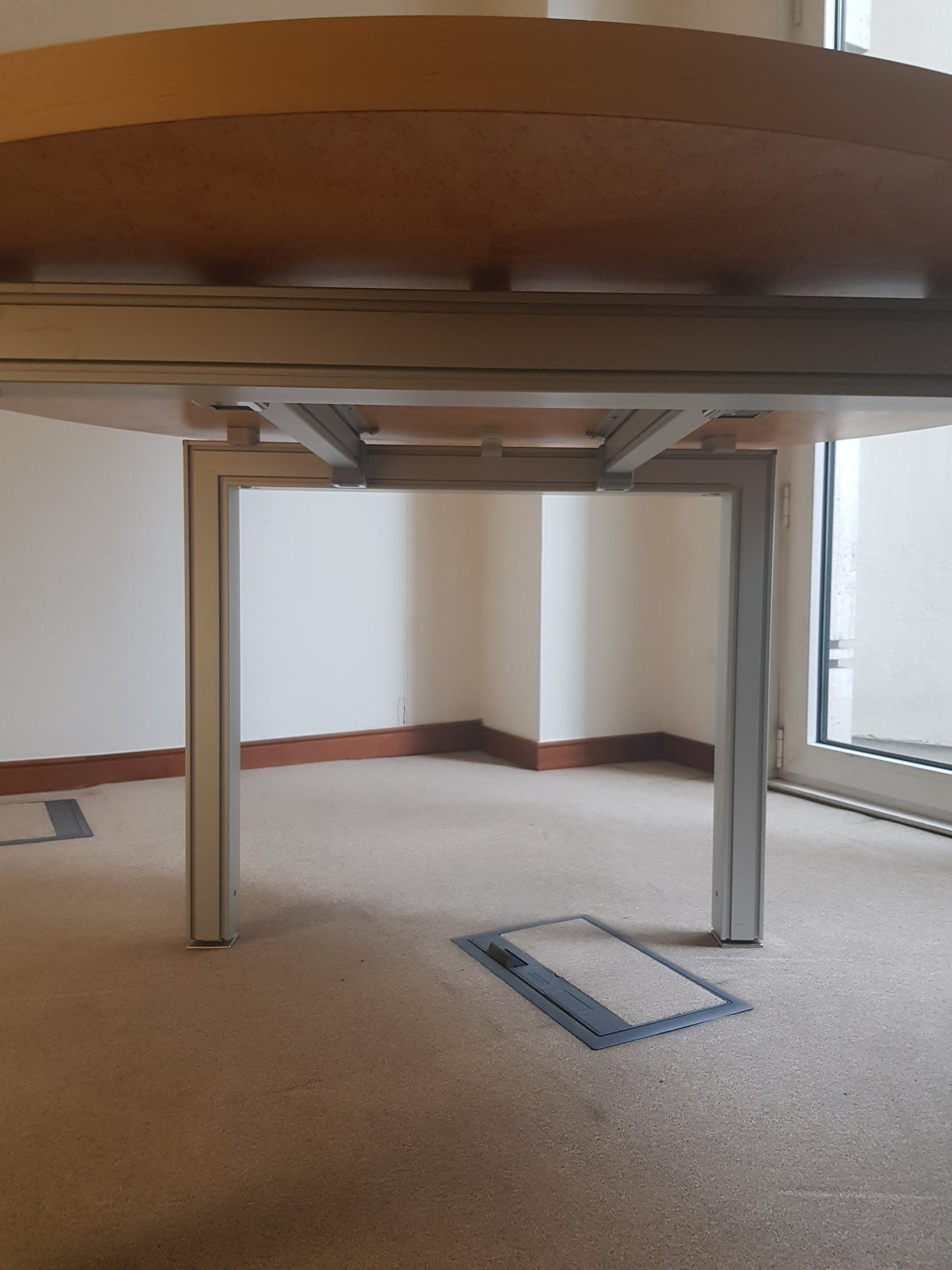 Round Circular Circle Breakout Meeting room table seats 6 (Diameter: 150cm)