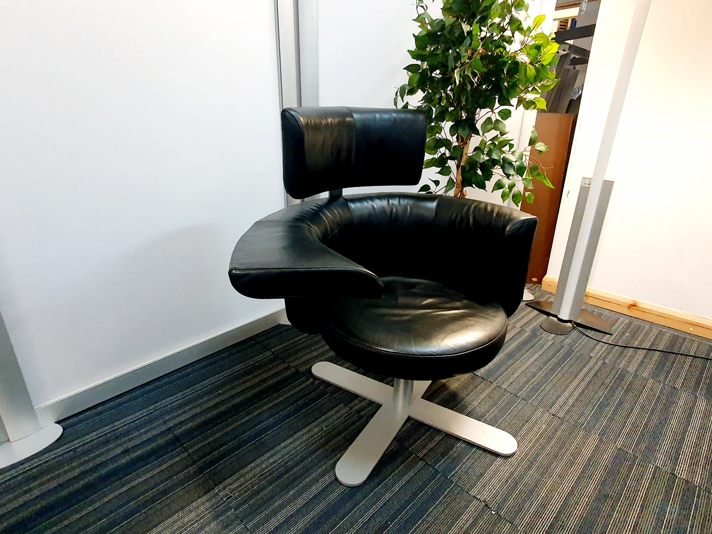 Red Kinnarps Drabert Hotspot Swivel Armchair