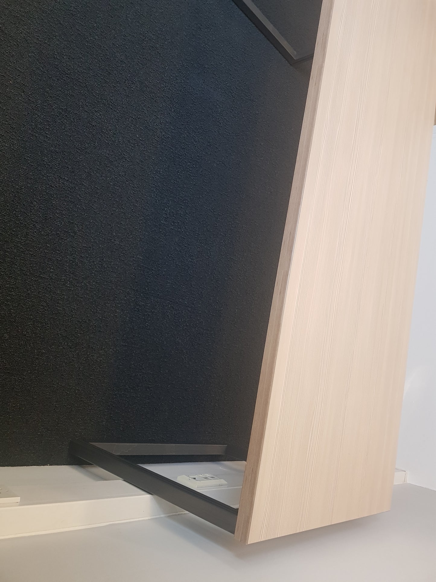 2000m Meeting table in light walnut (200cm x 90cm)