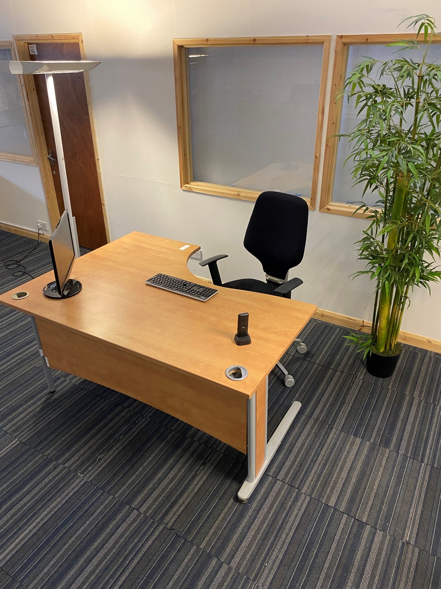 Wood finish L shape Corner Desk 160cm w x 120cm dx 73cm h With Cantilever Metal Legs