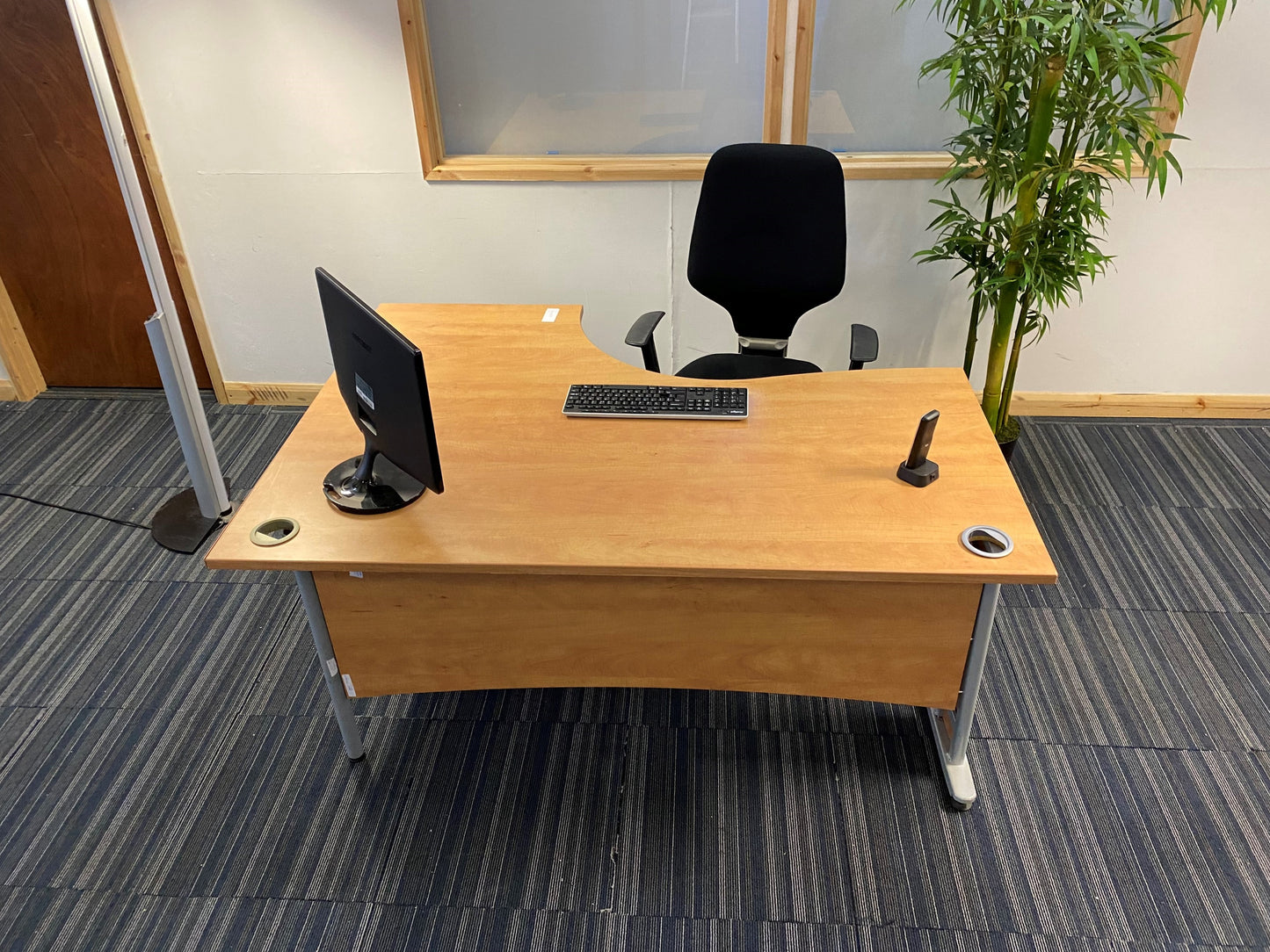 Wood finish L shape Corner Desk 160cm w x 120cm dx 73cm h With Cantilever Metal Legs