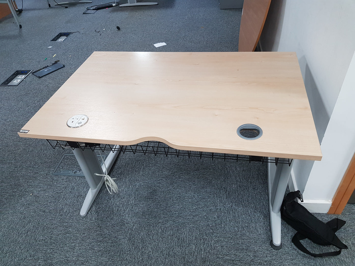 Beige single computer desk 120cm Wx 80cm D x 73cm H