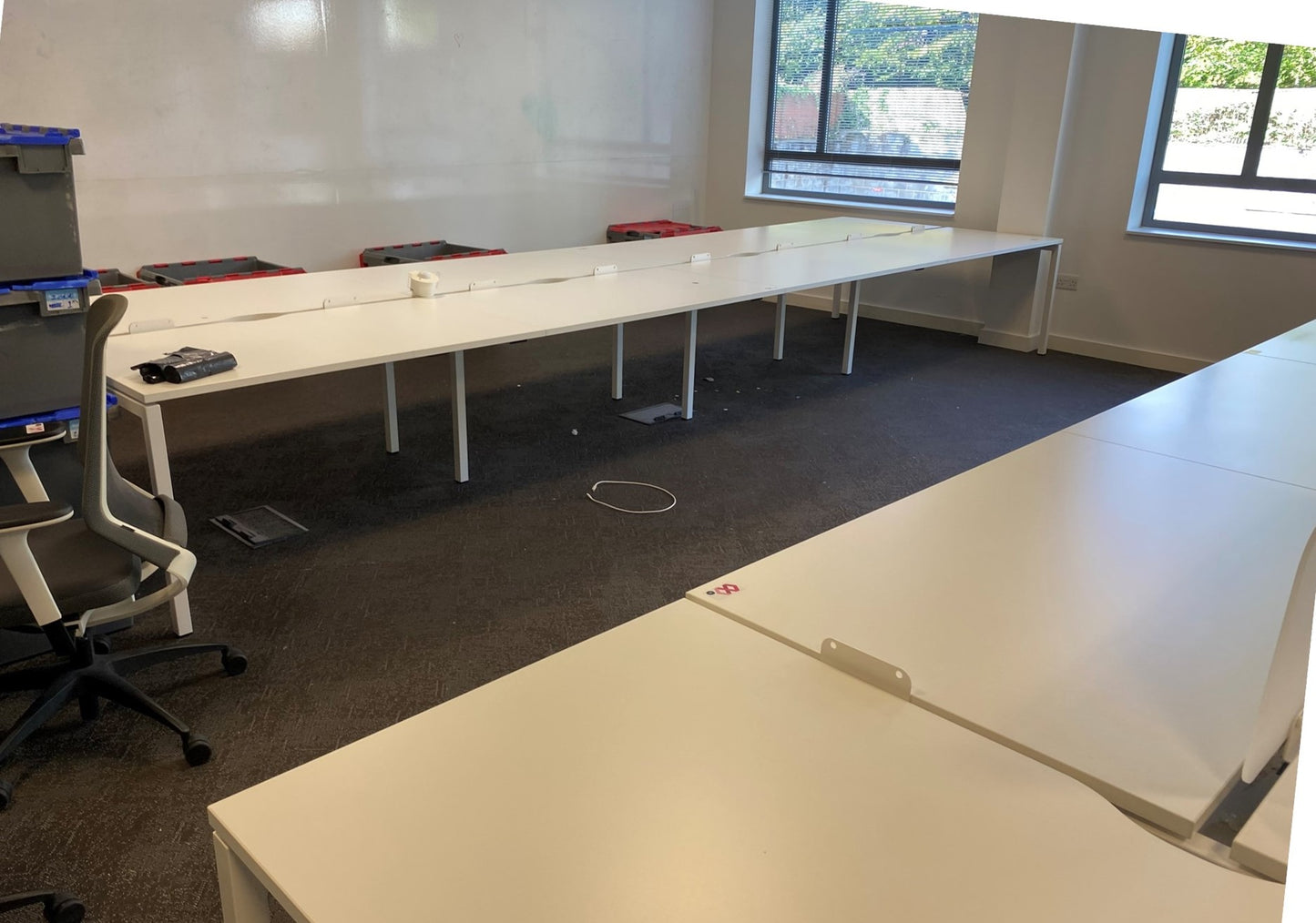 Pre-Owned White Office Pod Desk - 8 Seater- 140cm x 80cm per tabletop