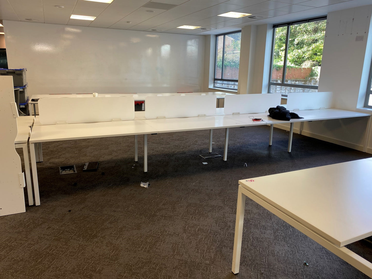 Pre-Owned White Office Pod Desk - 8 Seater- 140cm x 80cm per tabletop
