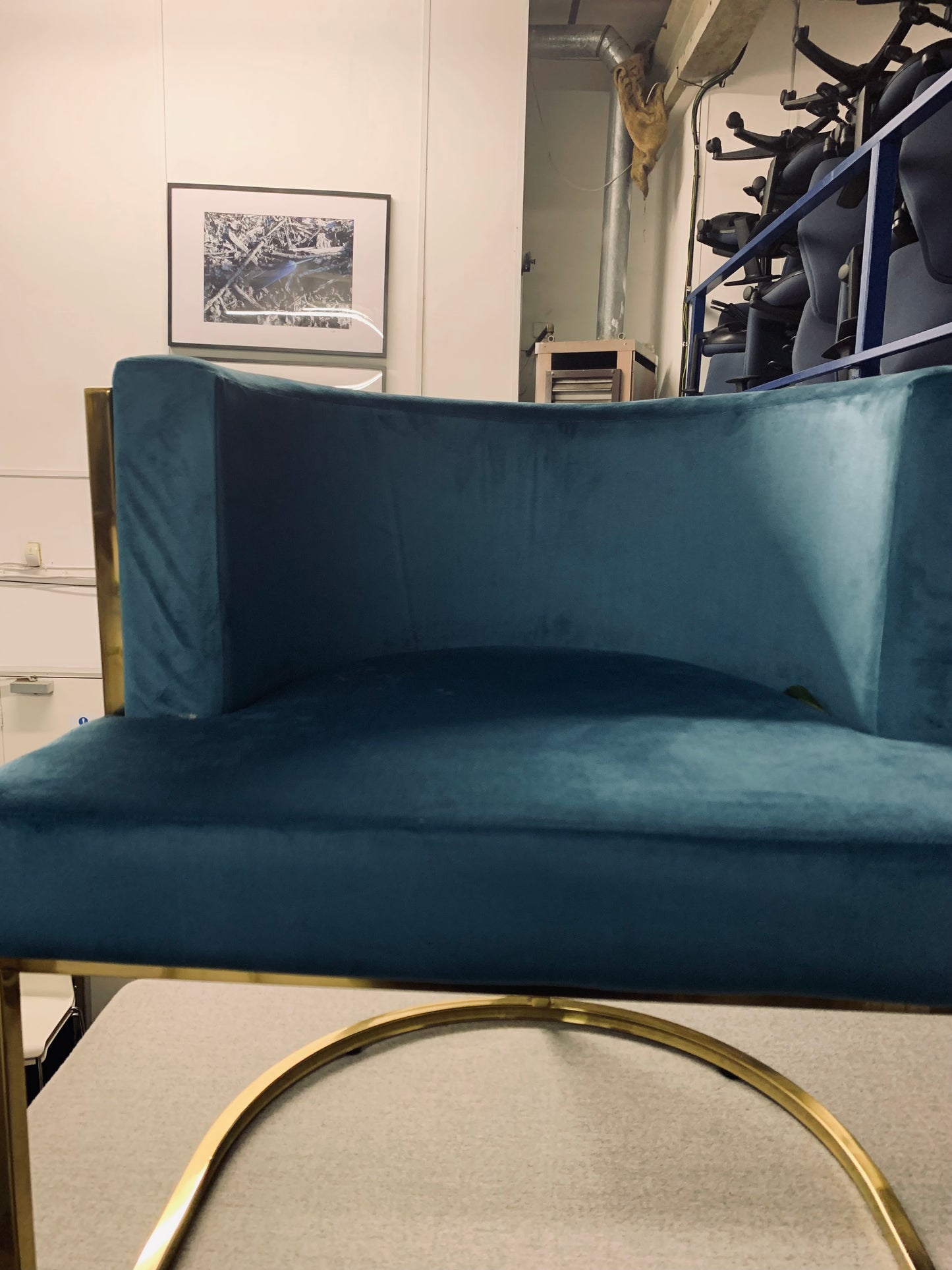 Quality Modern Living Room Accent Chair Hotel Blue Office Tub Chair with Honeycomb Backing