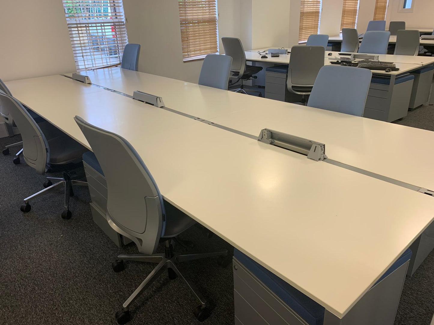 White Six Person Pod 1600mm Tabletop Bench Desking Systems