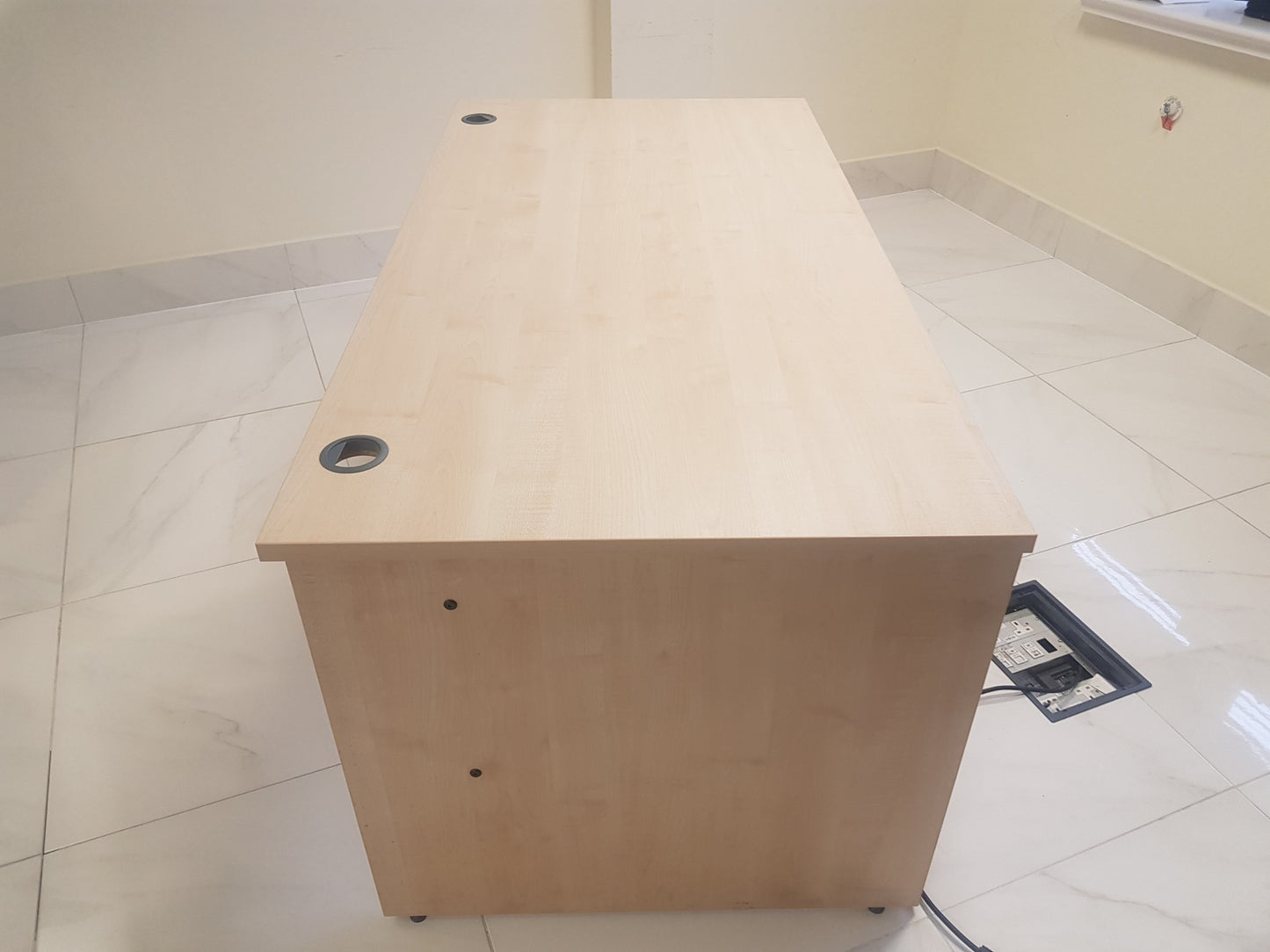 Rectangle computer table in maple colour