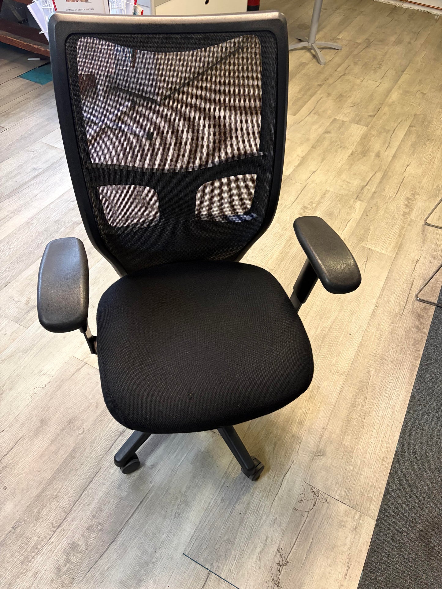 Secondhand ergonomic swivel office chair on castors