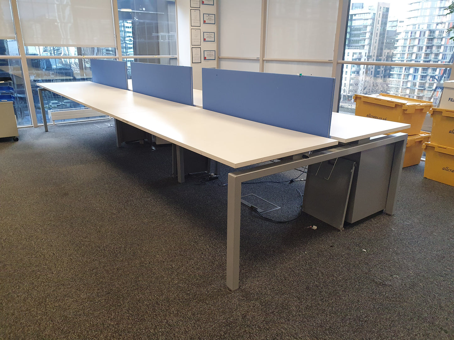 Blue screen divider on six seater office table