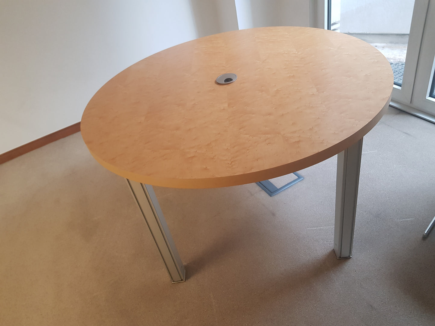 Round Circular Circle Breakout Meeting room table seats 6 (Diameter: 150cm)