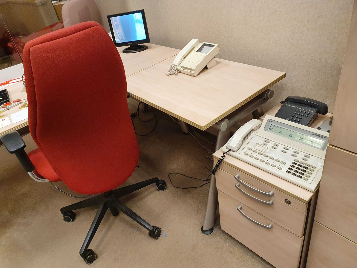 Wood finish L shape Corner Desk 180cm w x 120cm dx 73cm h