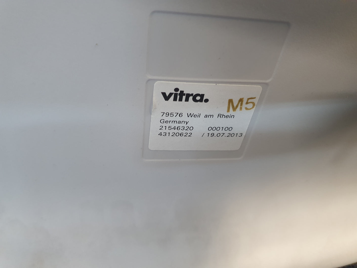 Vitra unix swivel chair label