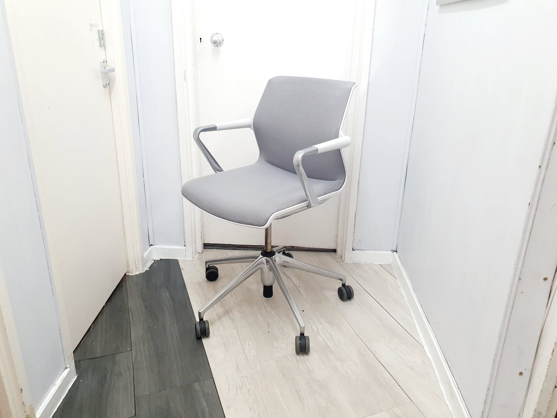 Mesh chair in grey and white contrast in hallway