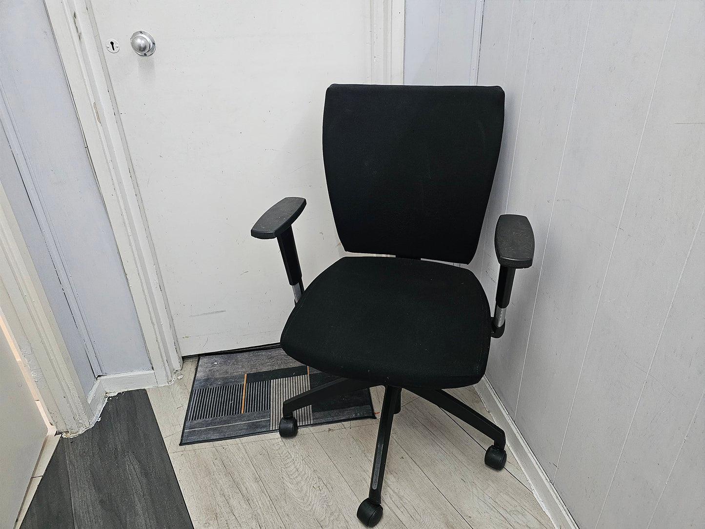 Black swivel office desk chairs