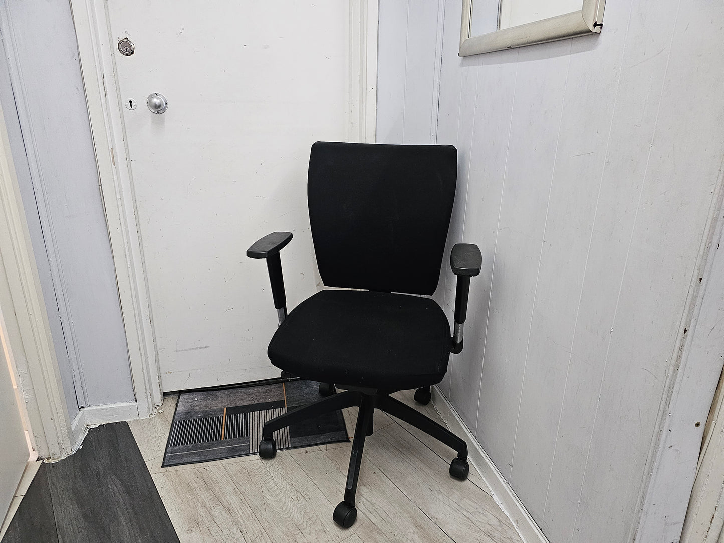 Swivel Task Chair in Black