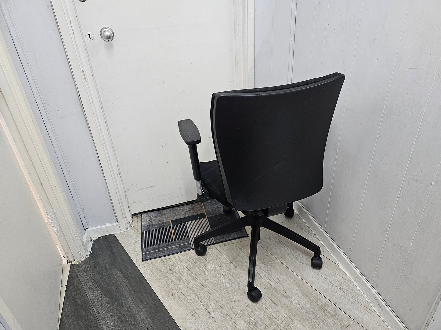 Swivel Task Chair in Black