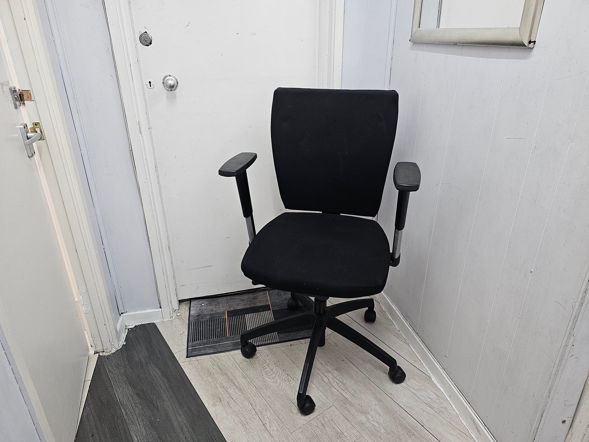 Fabric swivel computer chair in black