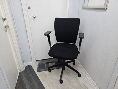 Fabric swivel computer chair in black