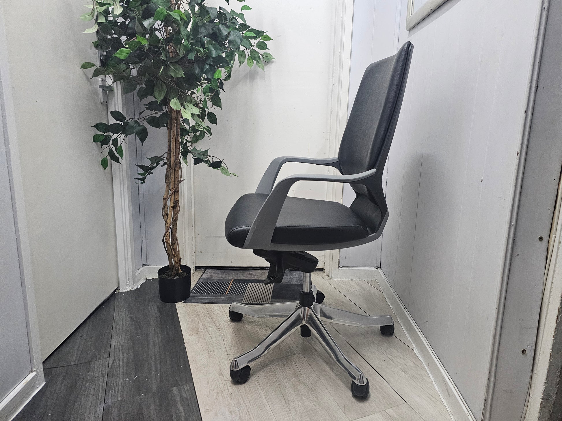 Task chair in black