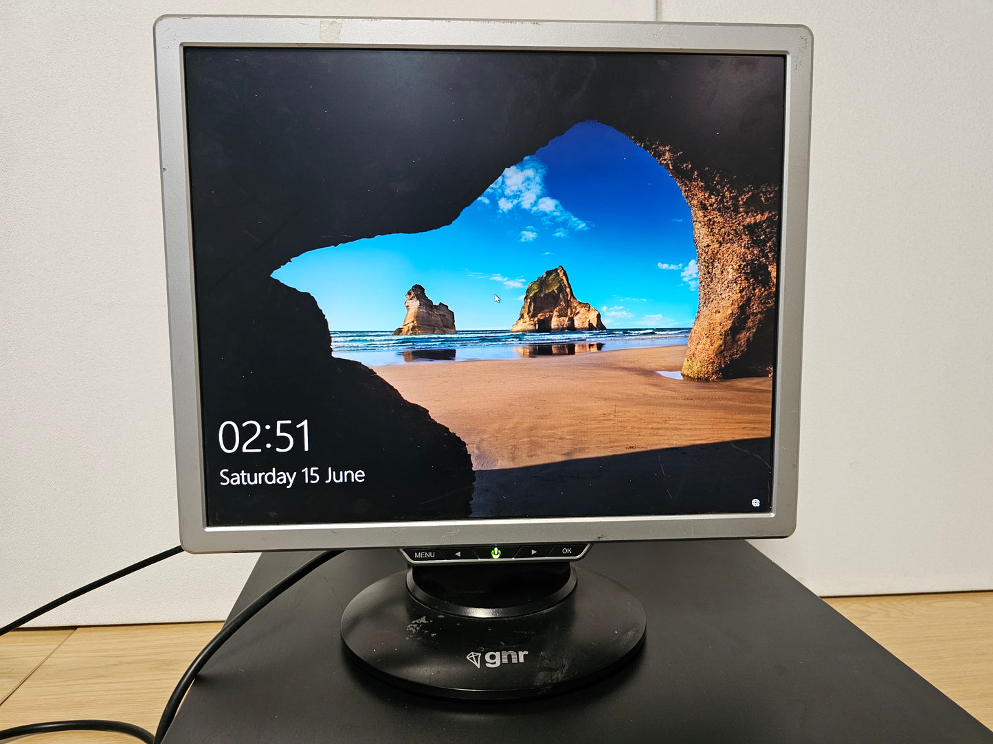 GNR MR17E-AAAD Monitor with VGA and DVI ports