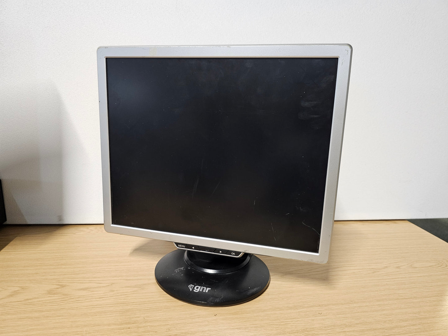 GNR MR17E-AAAD Monitor with VGA and DVI ports