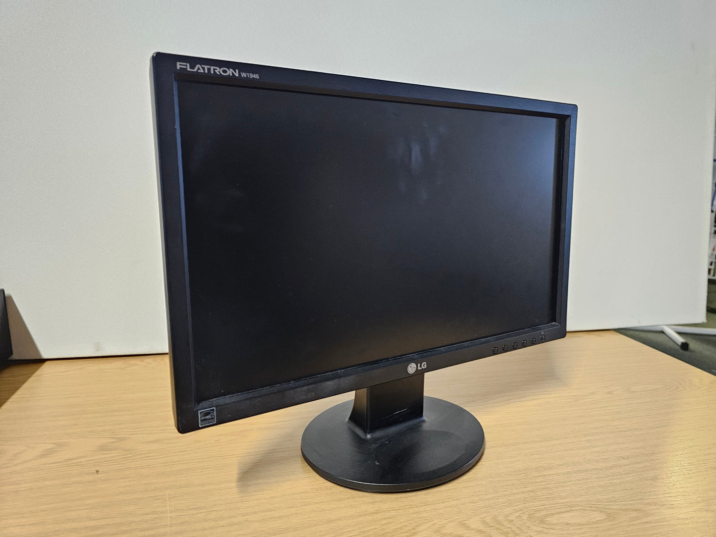 LG W1946 Monitor with VGA ports