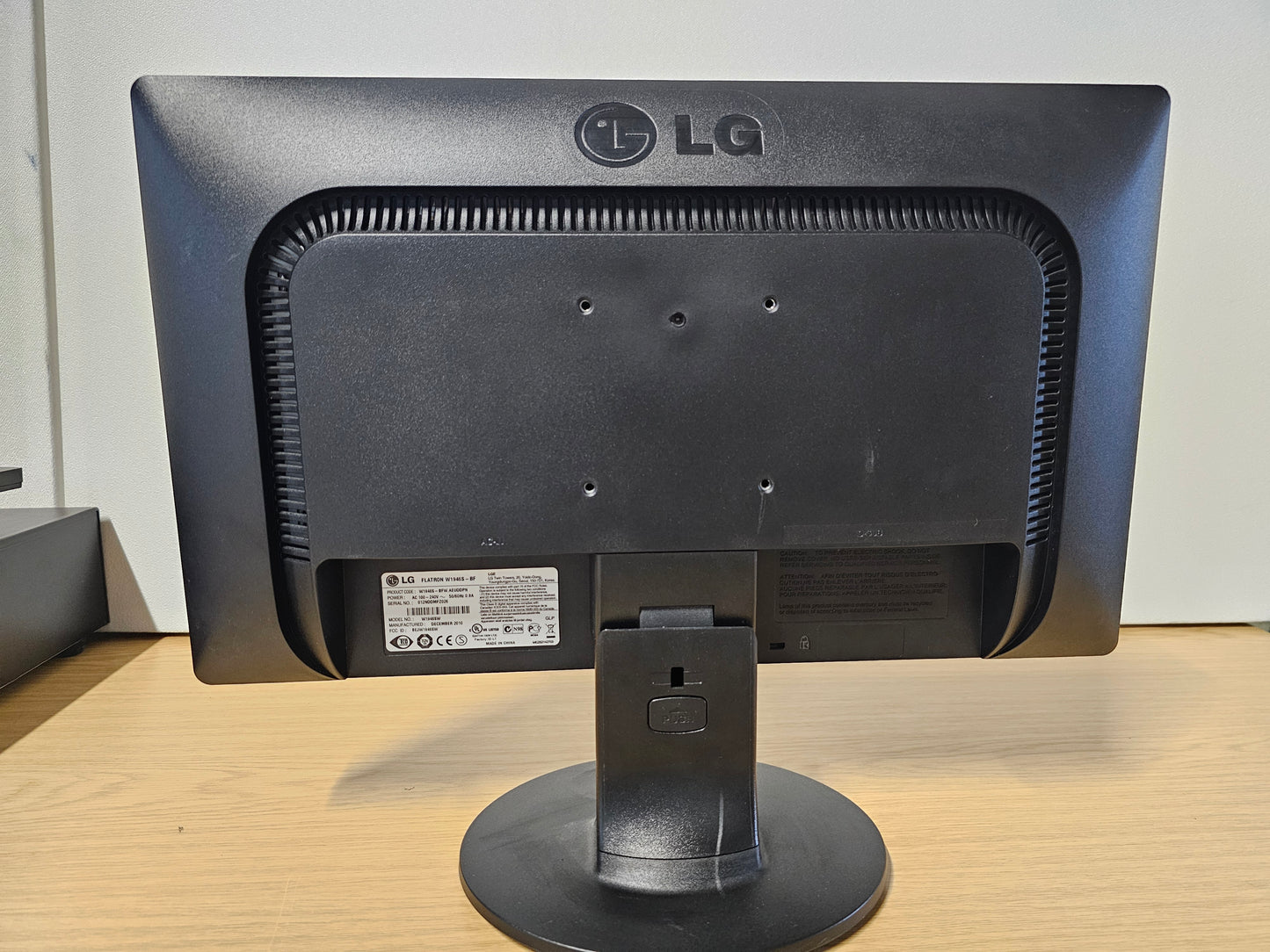 LG W1946 Monitor with VGA ports