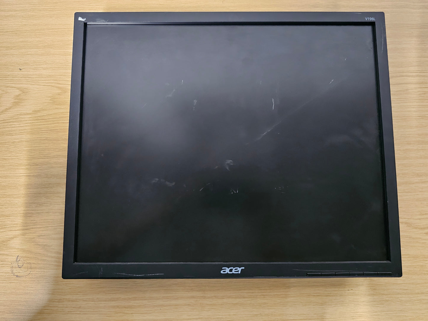 Acer V196L VGA and DVI ports