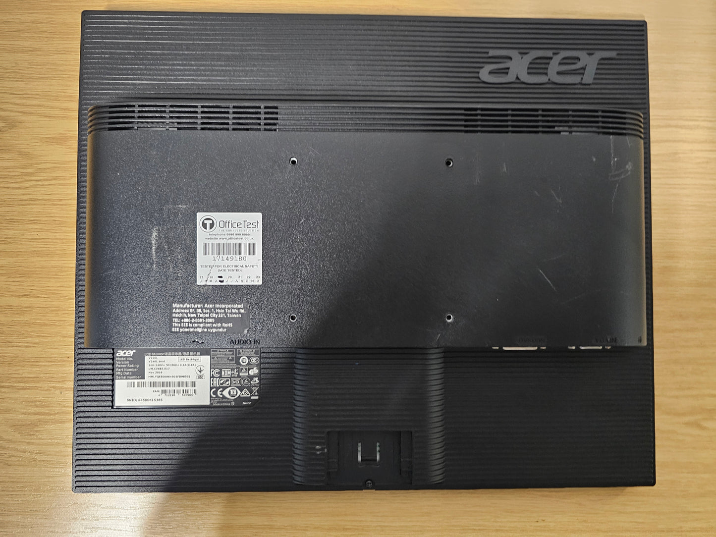 Acer V196L VGA and DVI ports