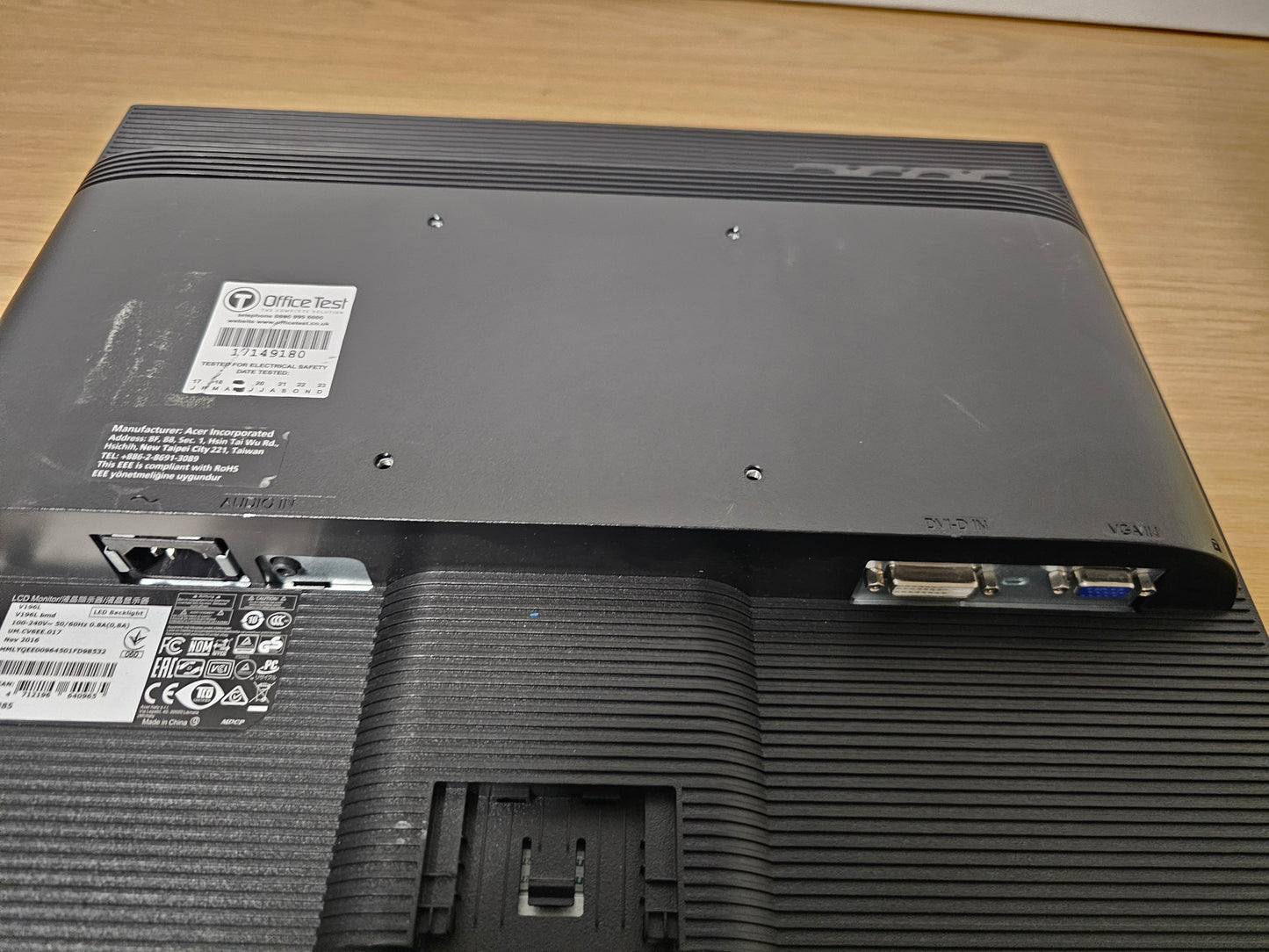 Acer V196L VGA and DVI ports