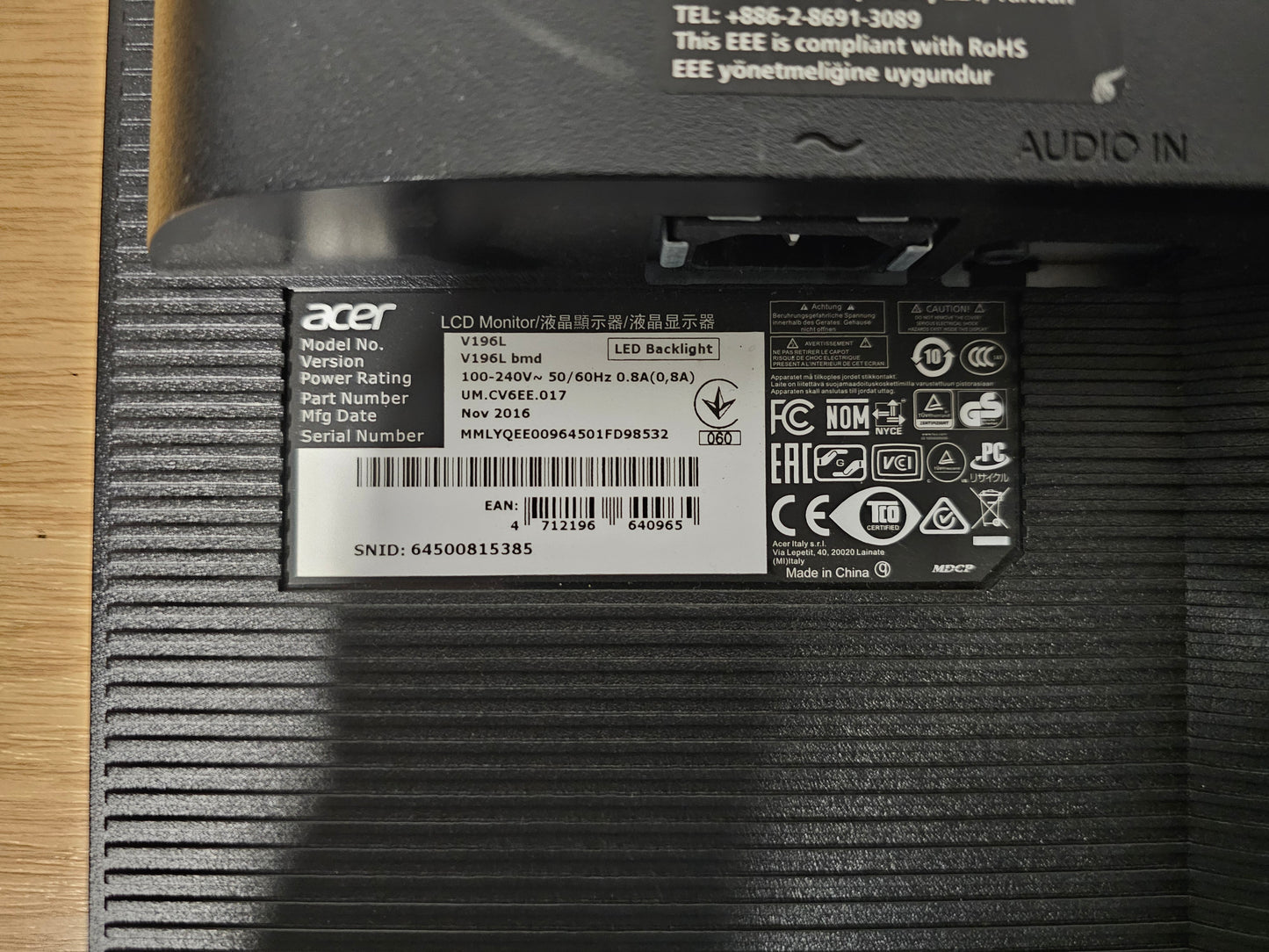 Acer V196L VGA and DVI ports