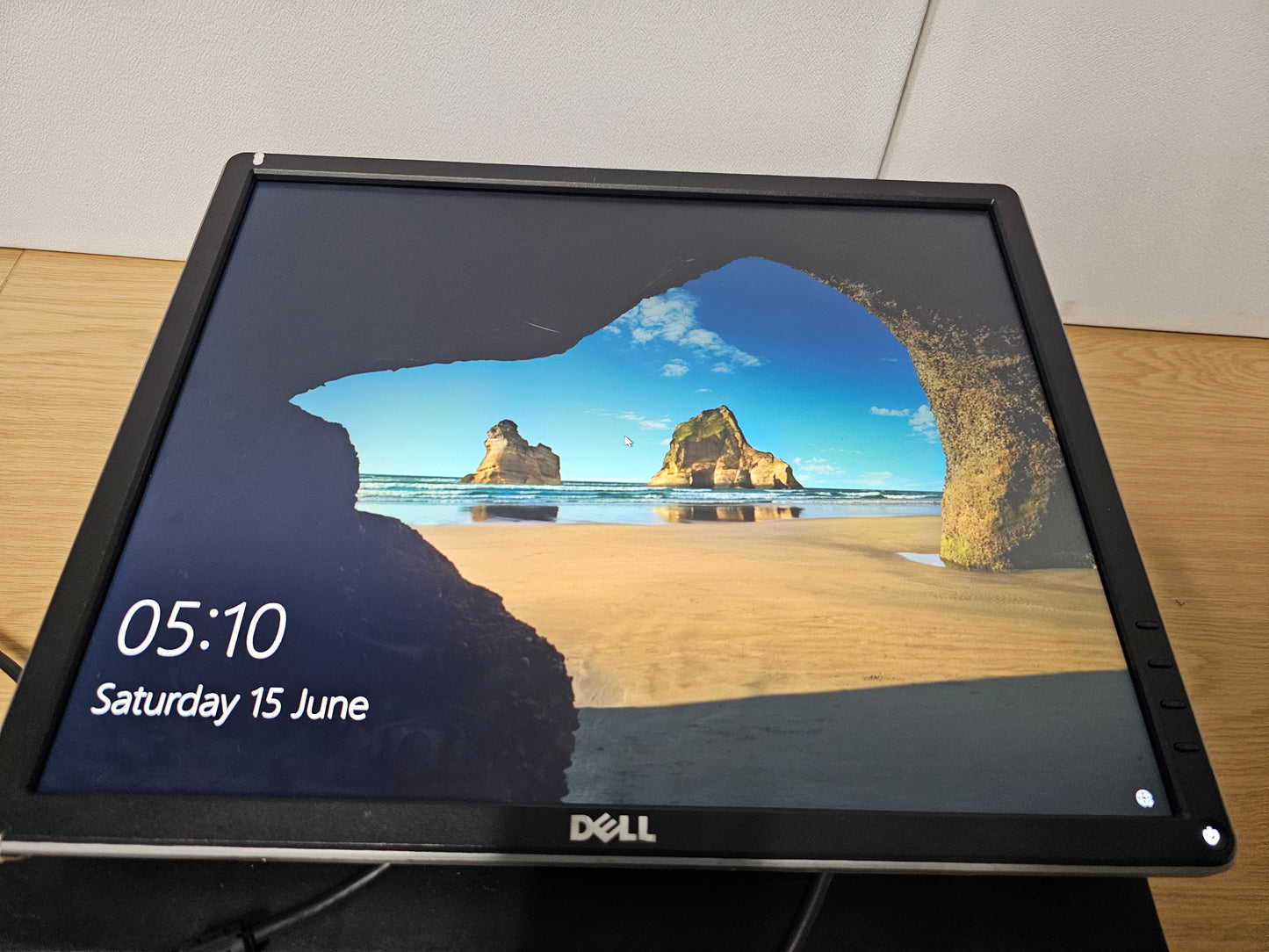 Dell P1914Sf Monitor with VGA, Display and DVI ports