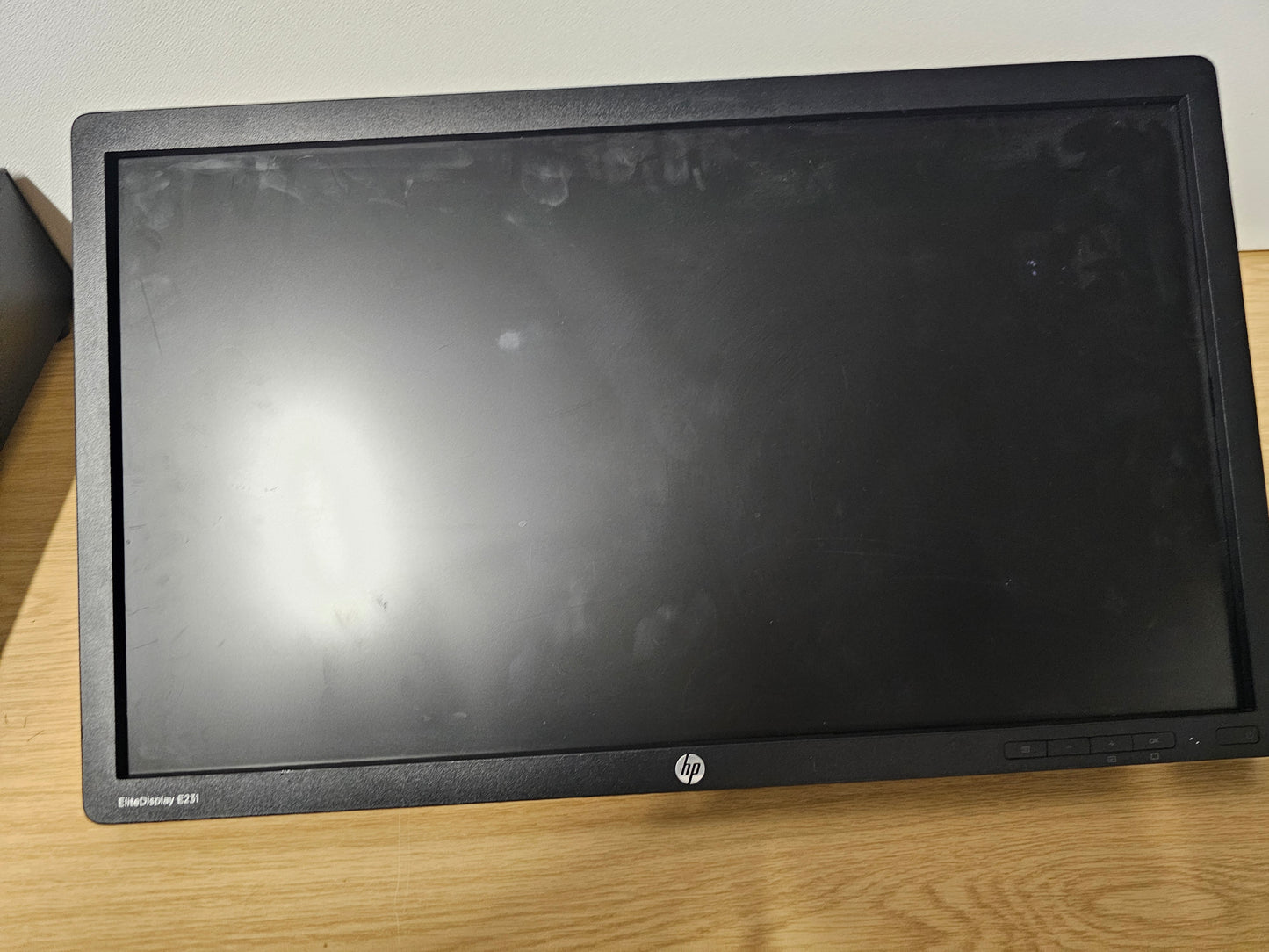 HP E231 Monitor with VGA, DVI, Display ports