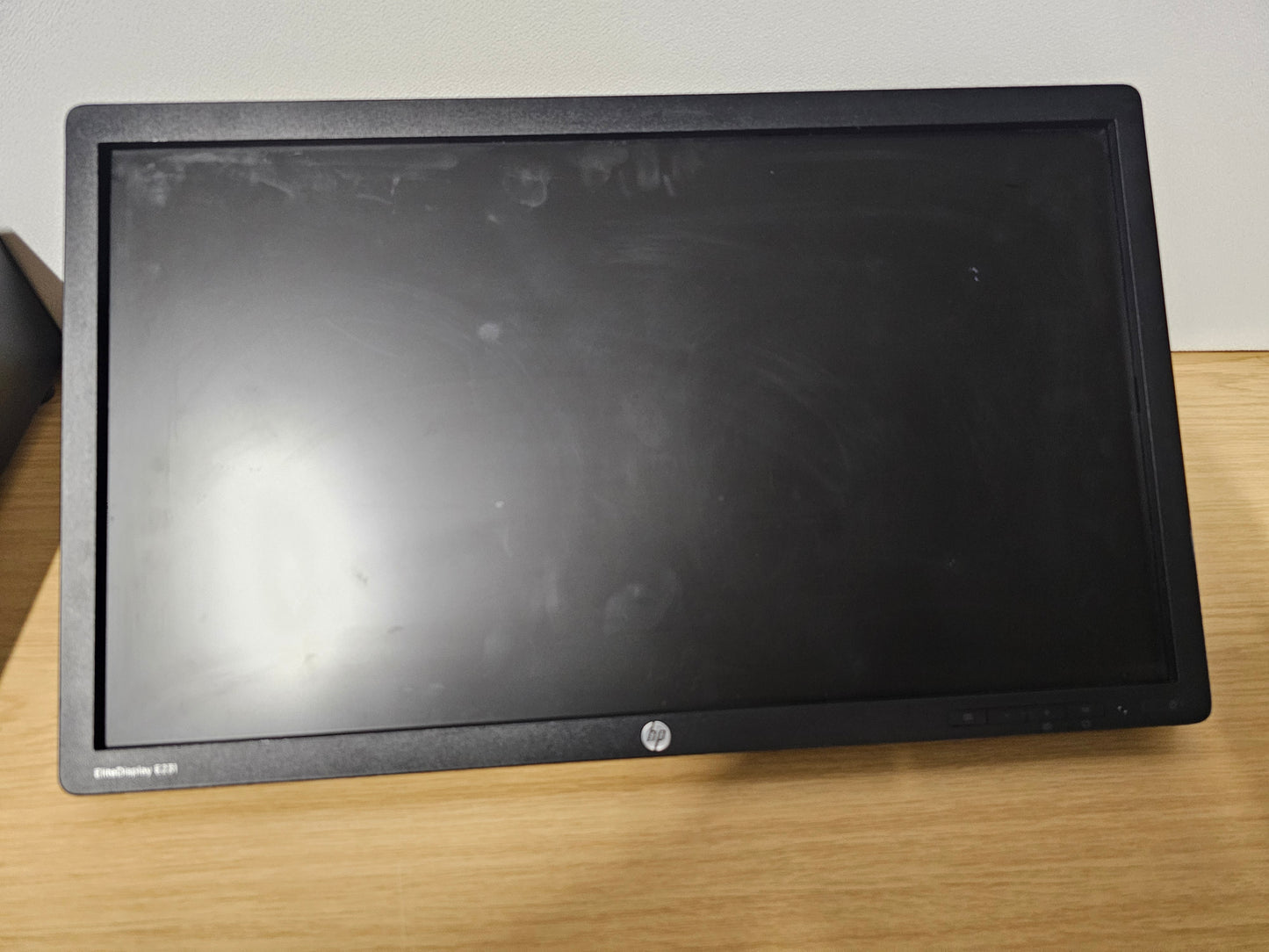 HP E231 Monitor with VGA, DVI, Display ports