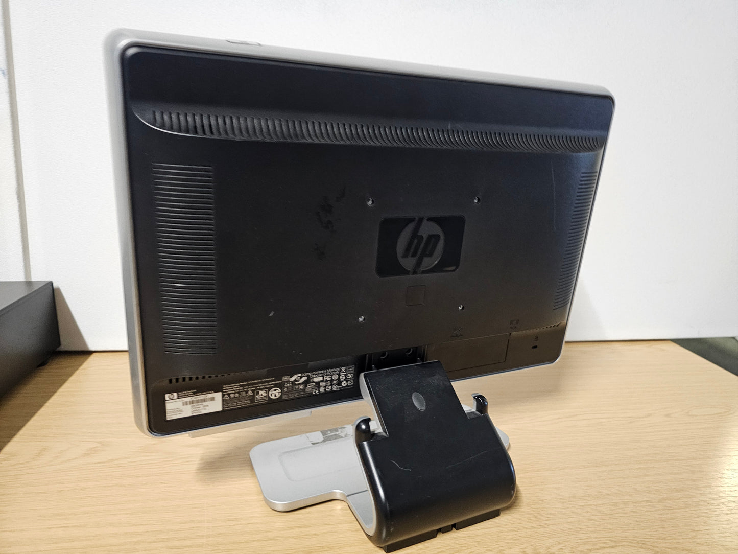 HP W1907v monitor with VGA port