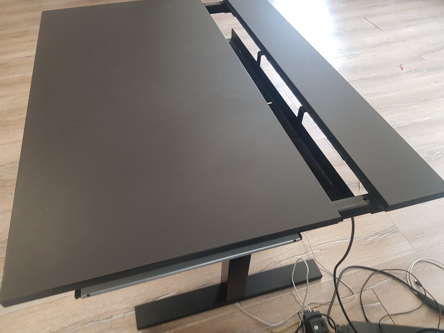 Ergonomic computer table in black