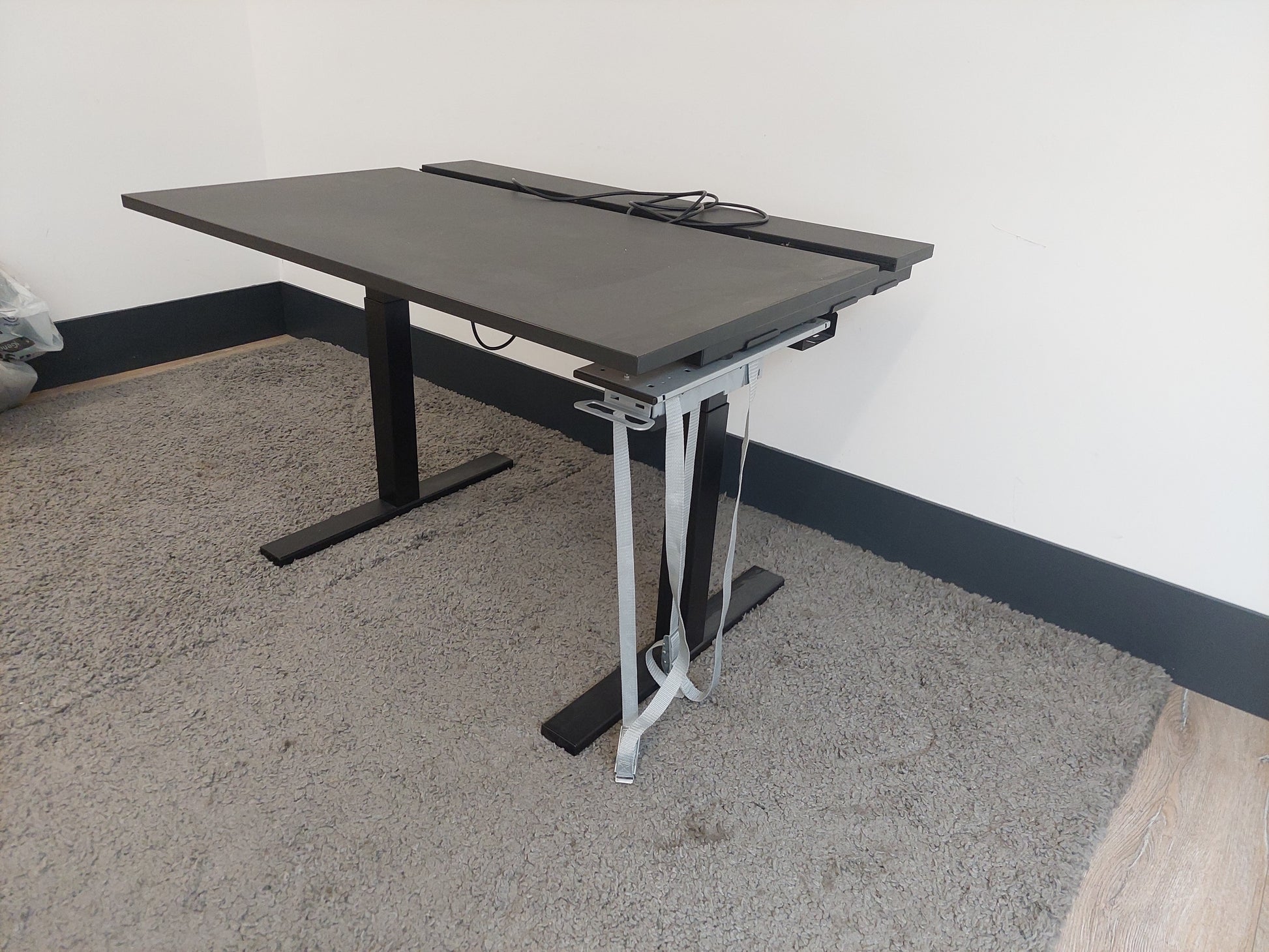 Sit stand office table in black