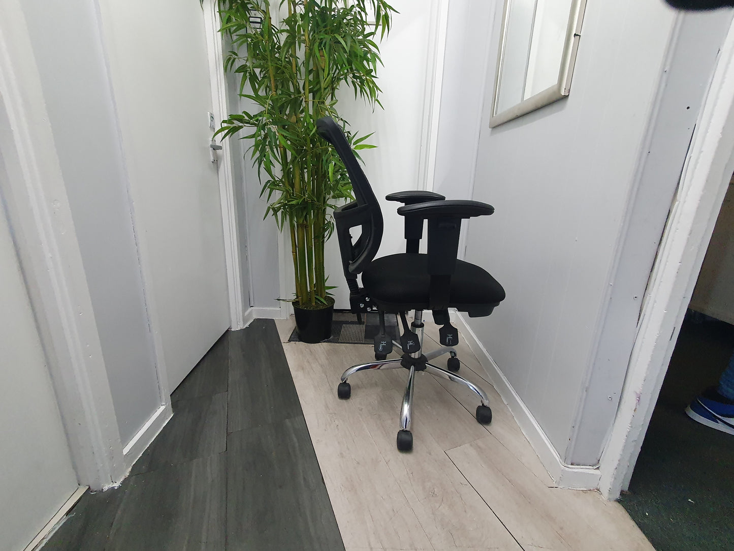 Black Swivel Office Chair, Mesh back and seat