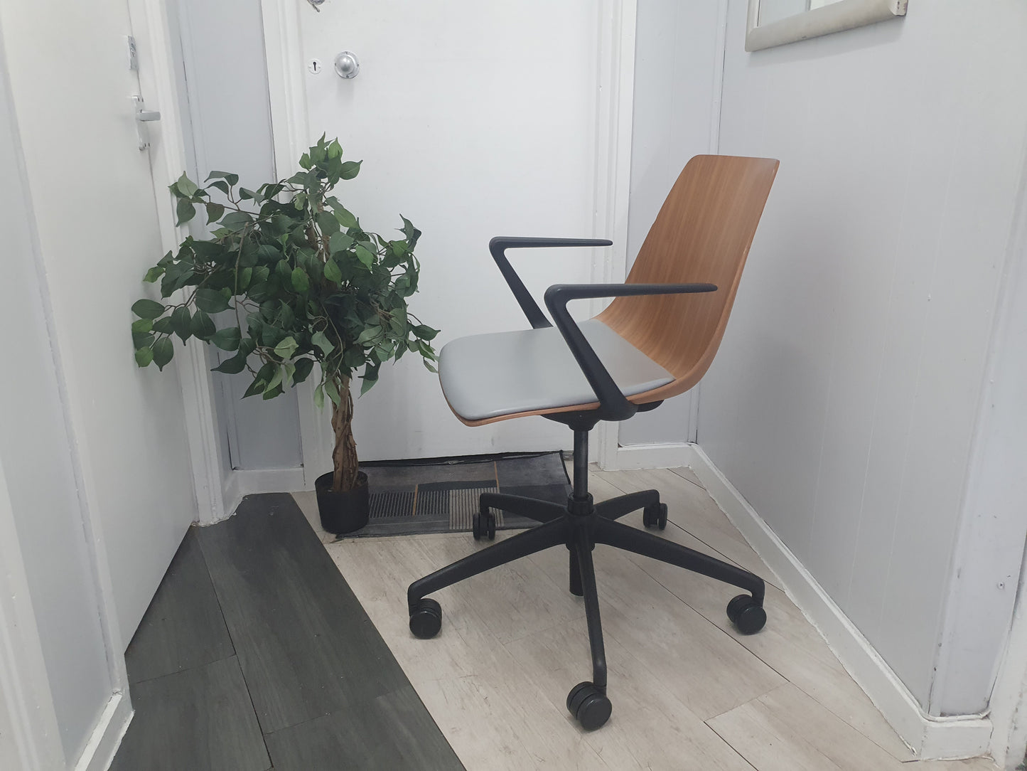 Boss Design Ola 5 Star office desk meeting Height Adjustable Tilt with Z Arms