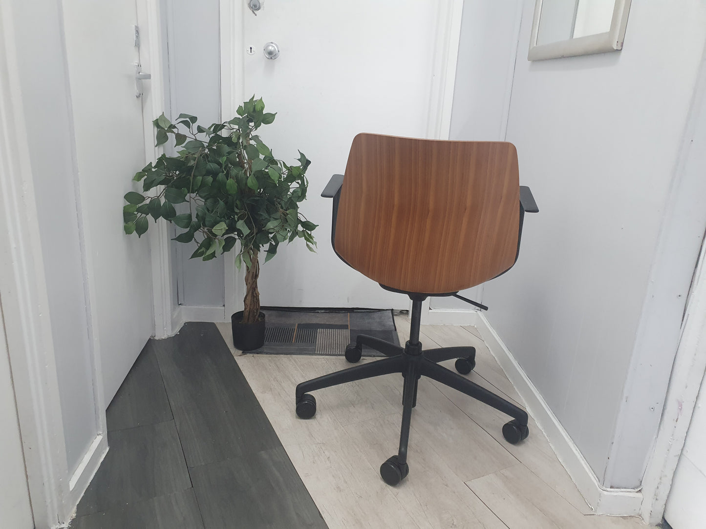Boss Design Ola 5 Star office desk meeting Height Adjustable Tilt with Z Arms