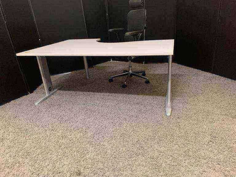Used L-shape executive desk / large computer desk - Light grey 180cm w x 120cm d x 73cm h