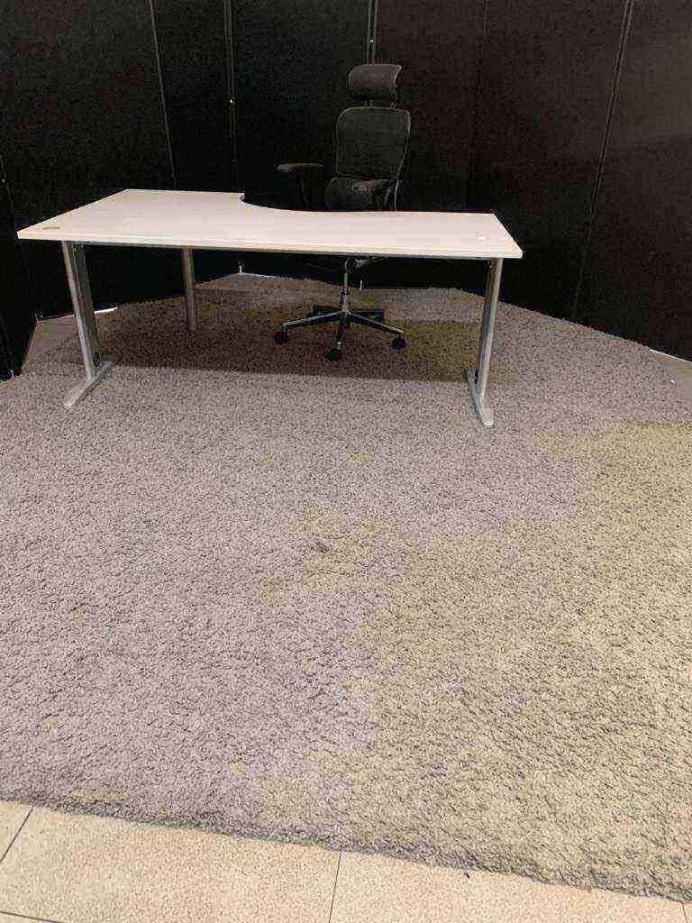 Used L-shape executive desk / large computer desk - Light grey 180cm w x 120cm d x 73cm h