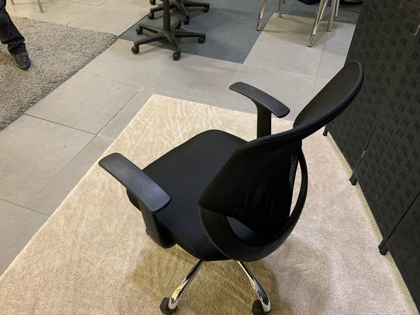 Second-hand Office Swivel Chair Black with Mesh-Back