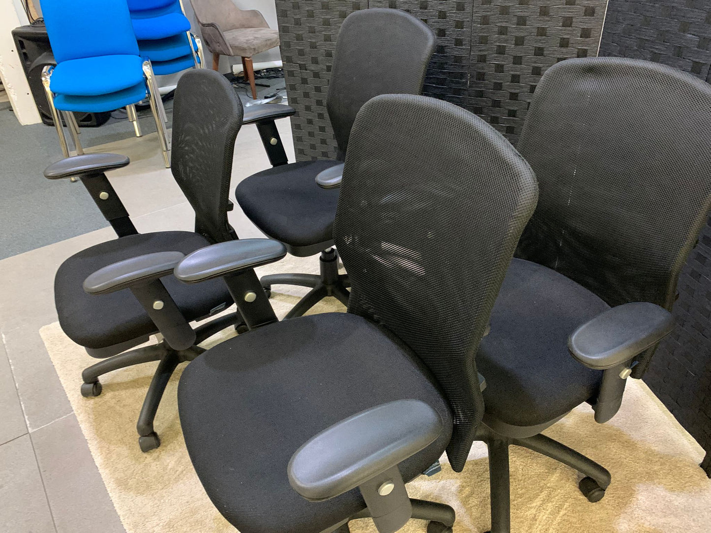 Second-hand Office Swivel Chair Black with Mesh-Back