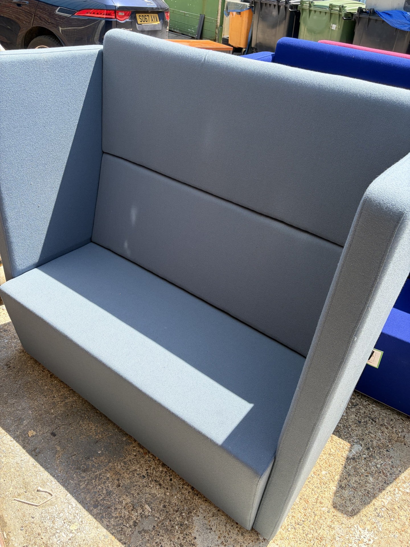 Second-hand baby-blue booth