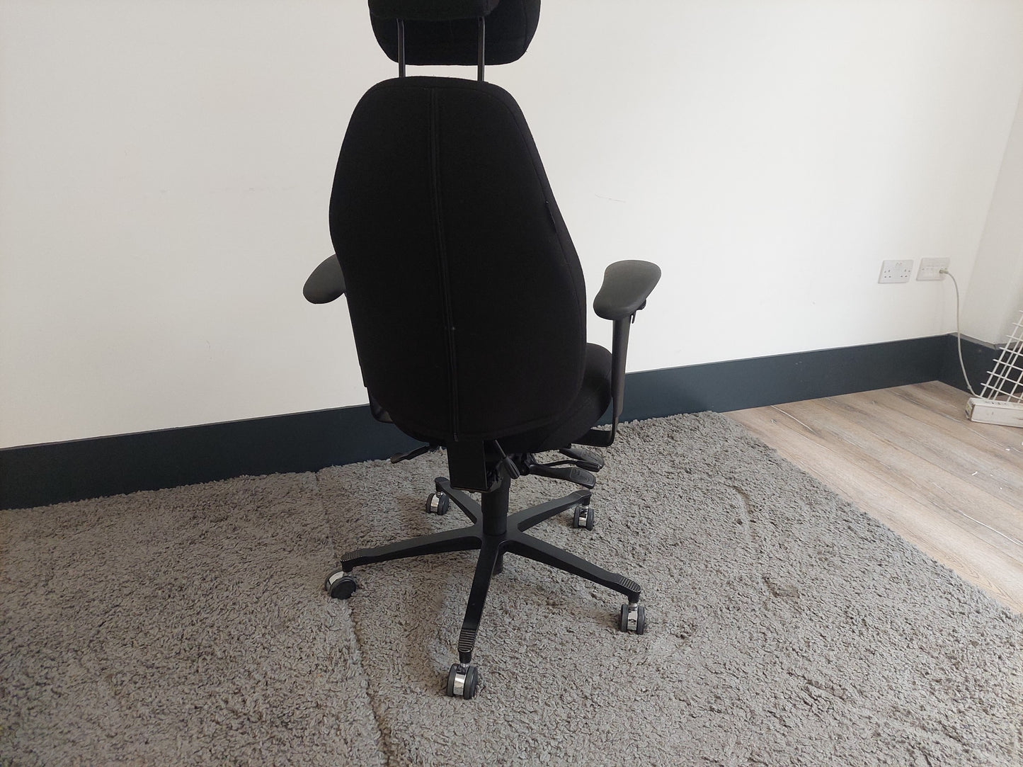 Cofortable computer desk chair in black