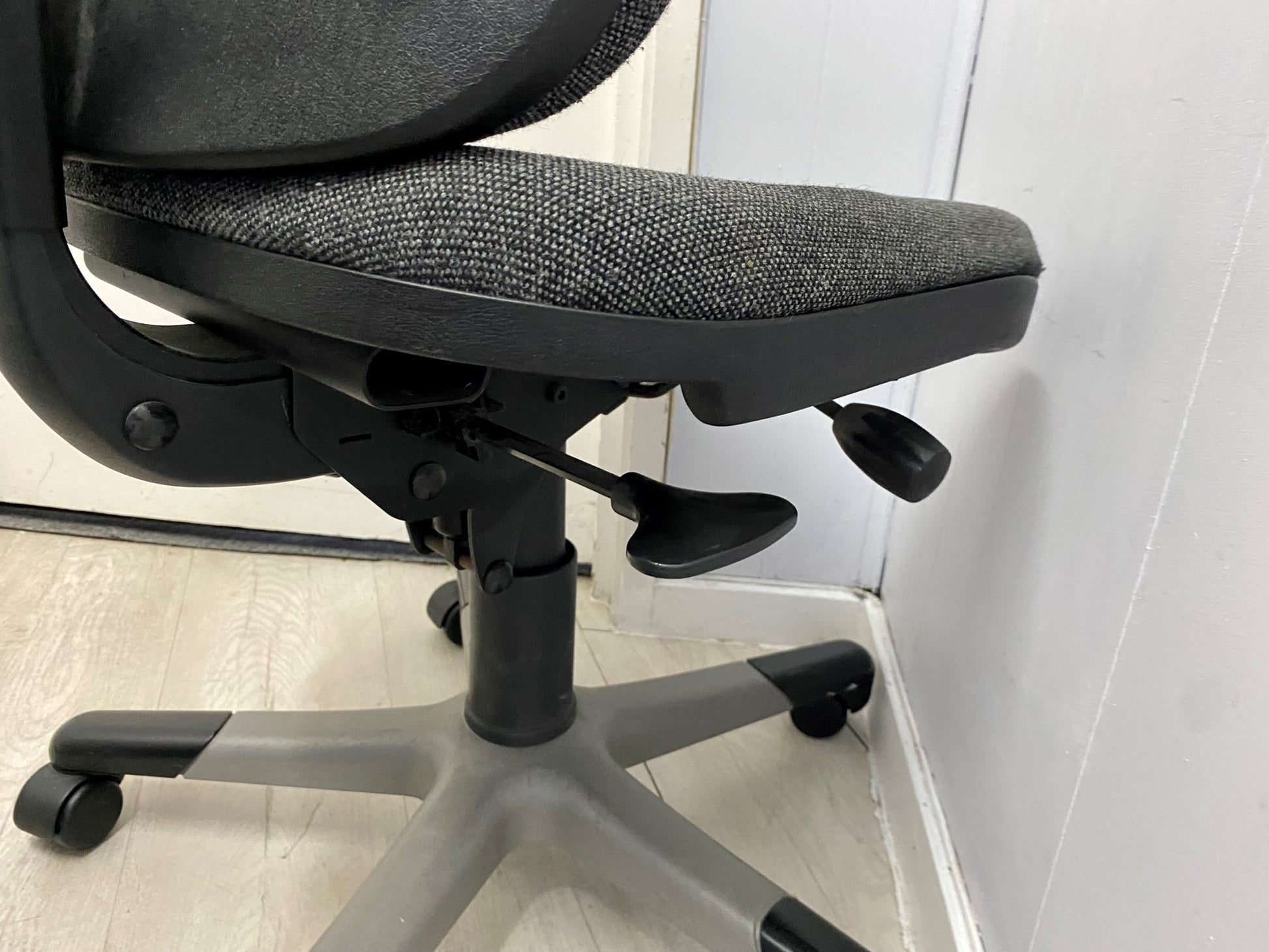 Base ergonomic adjustable lever chair in grey
