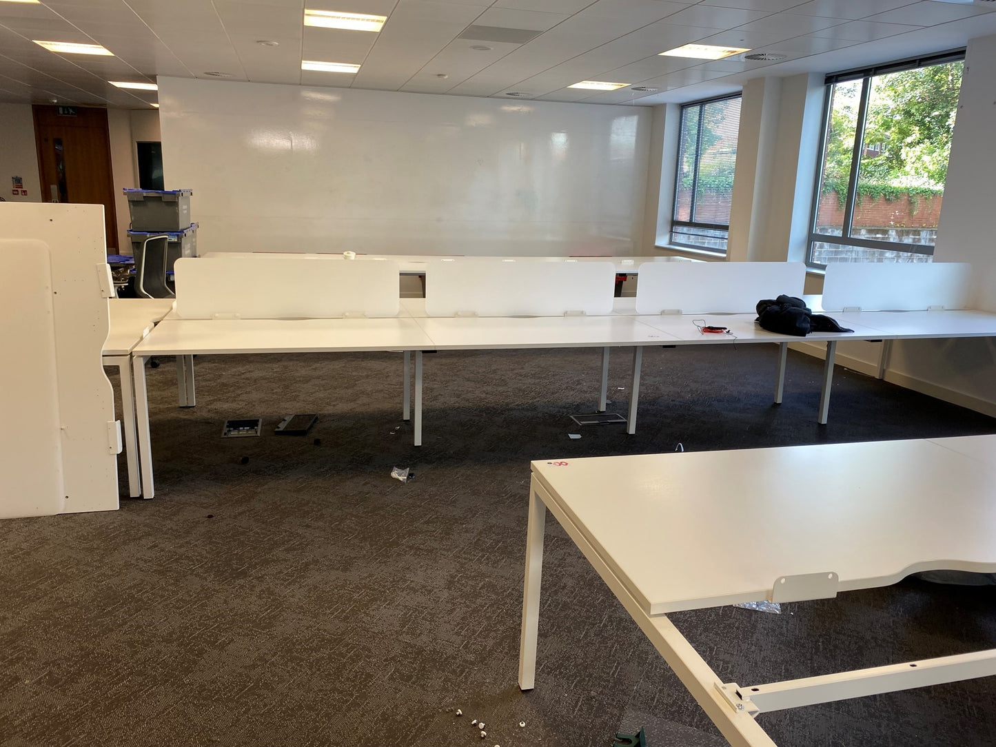 Pre-Owned White Office Pod Desk - 8 Seater- 140cm x 80cm per tabletop
