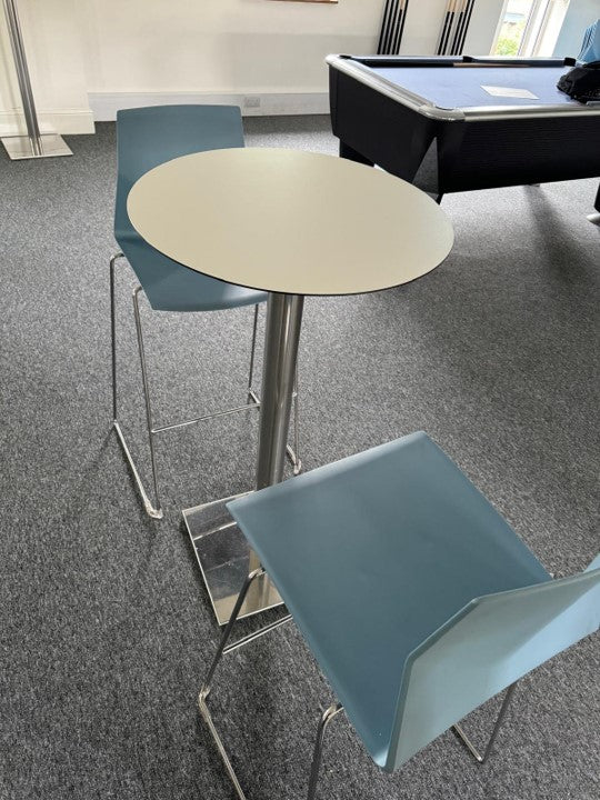 Round poseur high table and 2 blue plastic bar stools