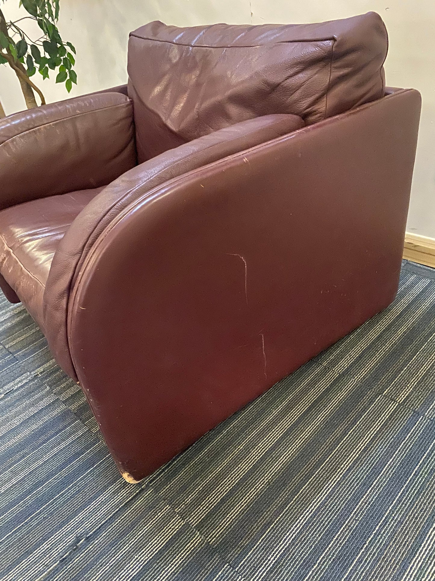 Used single leather armchair Mauve